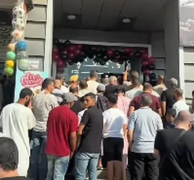 Ouverture d'une boutique, foule devant l'entrée