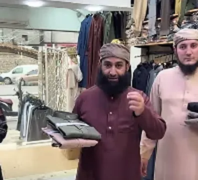 En boutique, présentation des qamis (extrait TikTok)